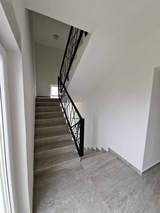 Emmi Nemira Omis Apartment Luaran gambar