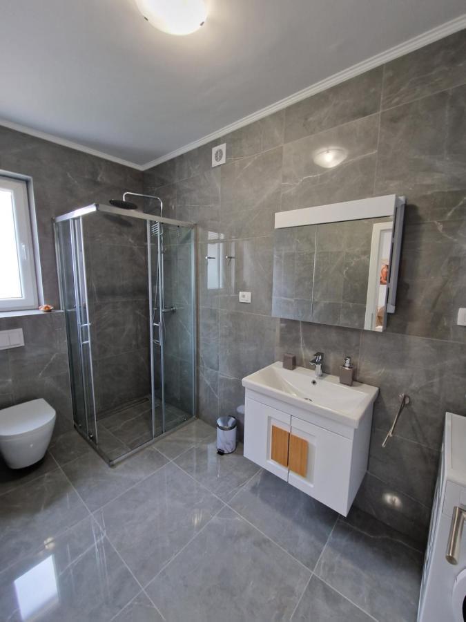 Emmi Nemira Omis Apartment Luaran gambar